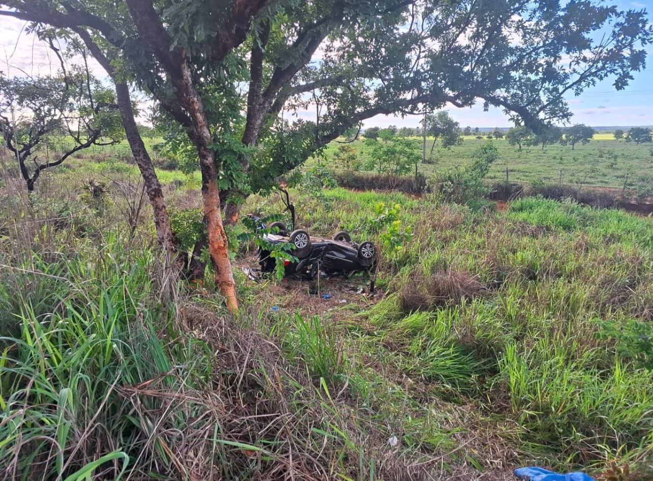 Mulher morre e duas pessoas ficam em estado grave após carro capotar em MG