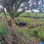 Mulher morre e duas pessoas ficam em estado grave após carro capotar em MG