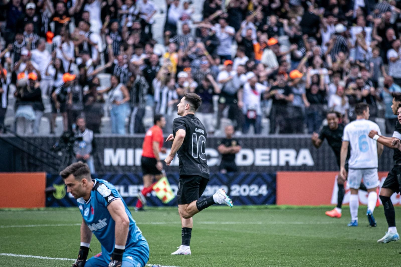 Avassalador, Corinthians bate Vasco pelo Brasileiro e ganha força na briga por Libertadores