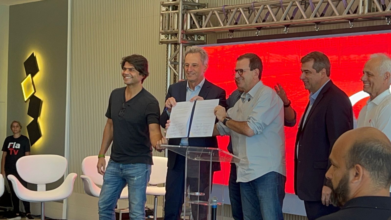 Flamengo e prefeitura do Rio assinam termo por potencial construtivo do novo estádio