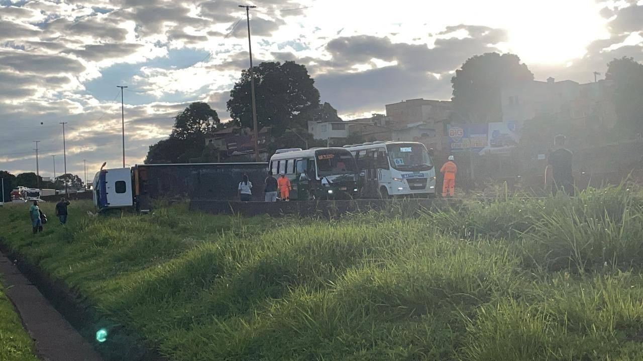 Caminhão tomba na Rodovia Fernão Dias e congestiona trânsito em Betim