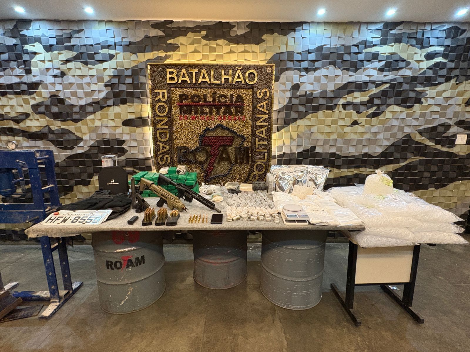 Homem é preso, e PM apreende drogas e armas avaliadas em R$ 2 milhões em Betim