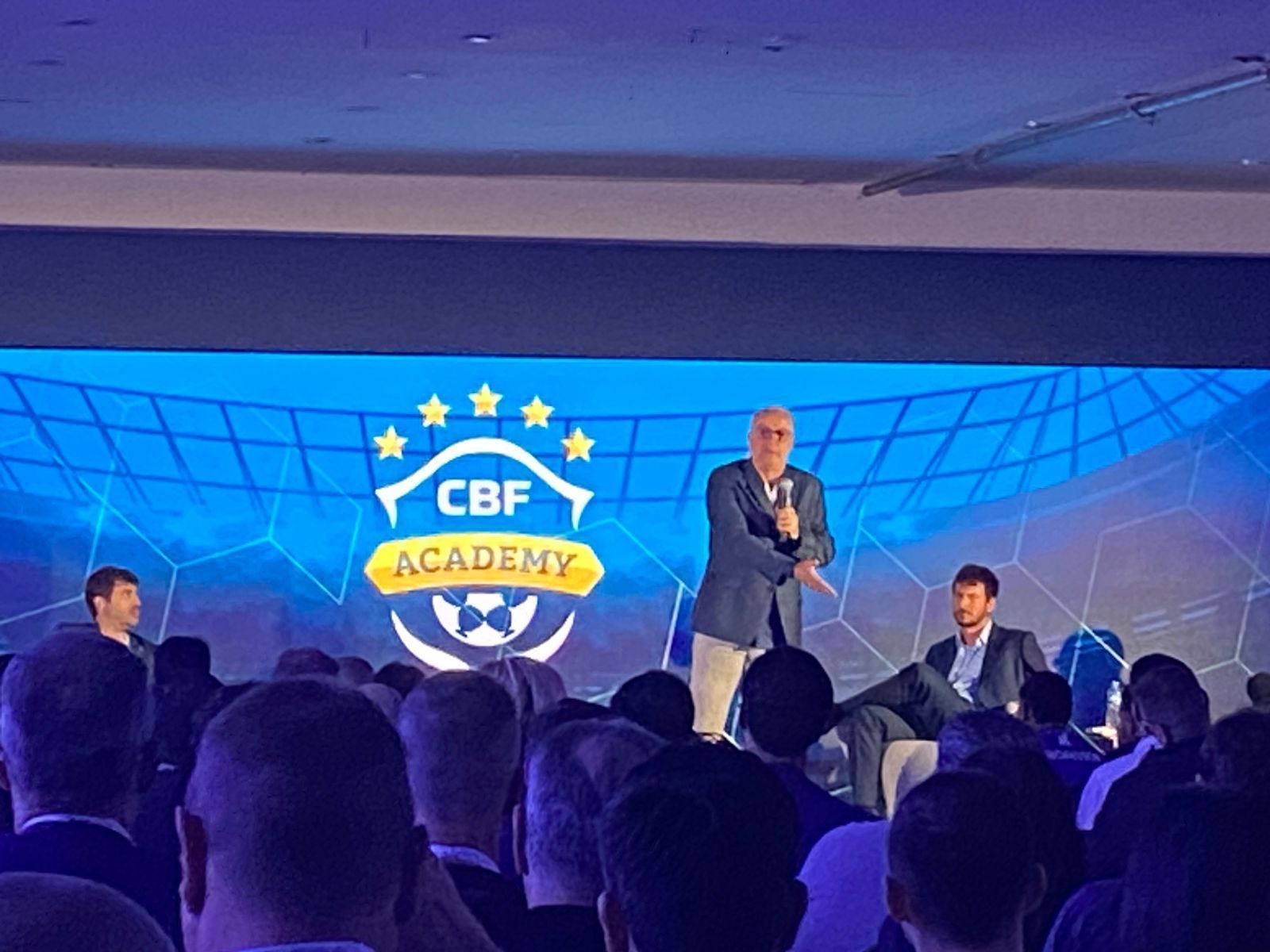 Dorival faz alerta para futuro do futebol brasileiro: 'Vamos ter problemas'