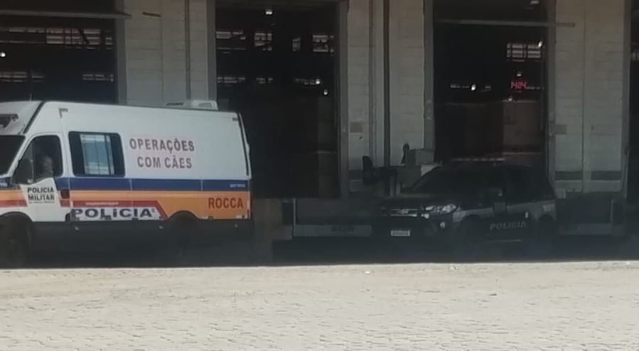 Operador de empilhadeira fica ferido em explosão em sede dos Correios em BH