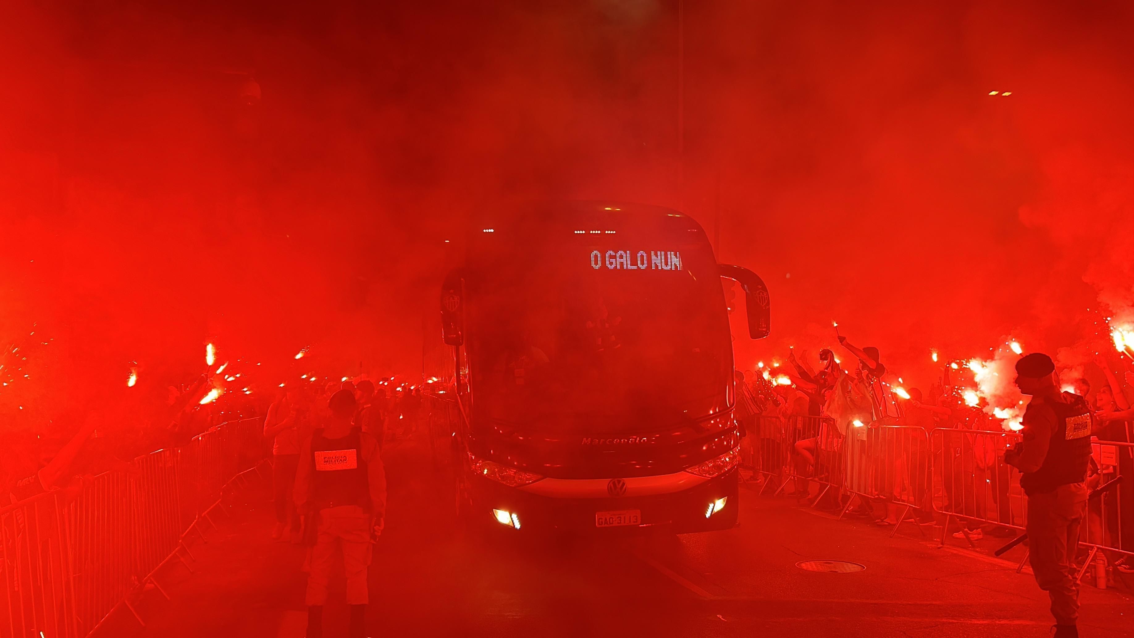 Torcida do Atlético faz 'rua de fogo' em último jogo antes de decisão da Libertadores