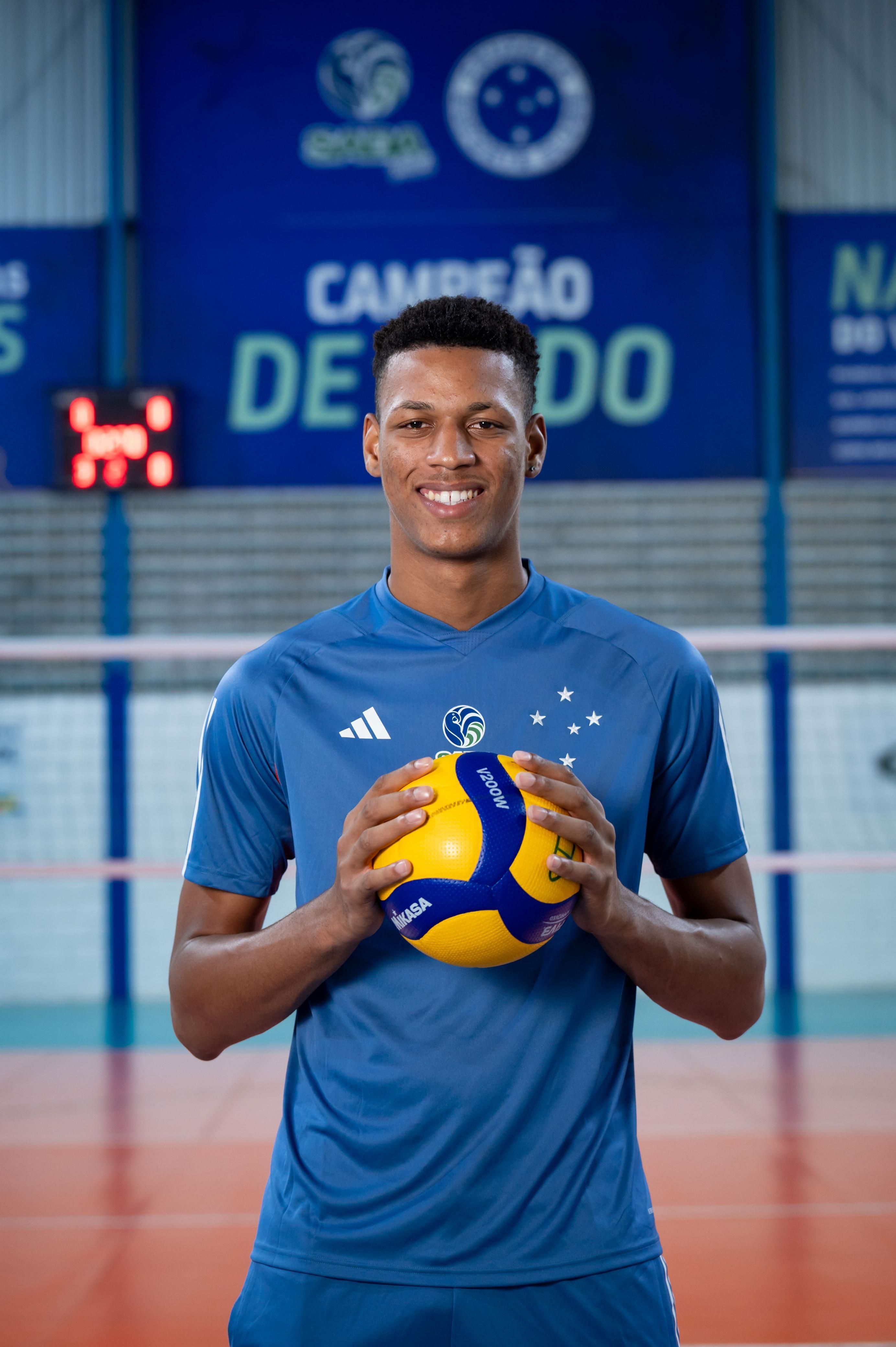 Sada Cruzeiro contrata jovem oposto cubano de 2,18m; veja os detalhes