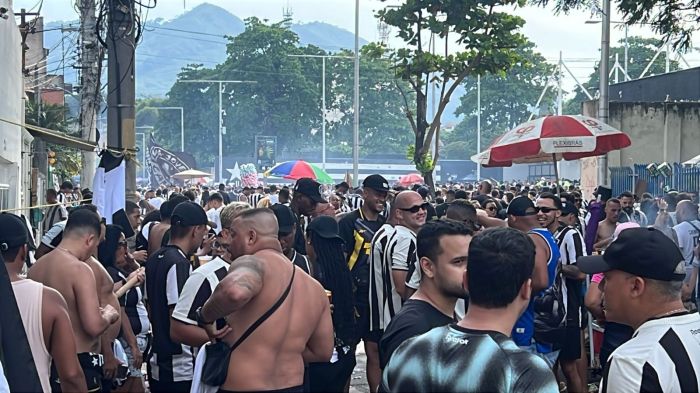 Torcedores do Botafogo os arredores do Nilton Santos para acompanhar a final da Libertadores