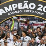 Clubes brasileiros encostam em argentinos em número de títulos da Libertadores