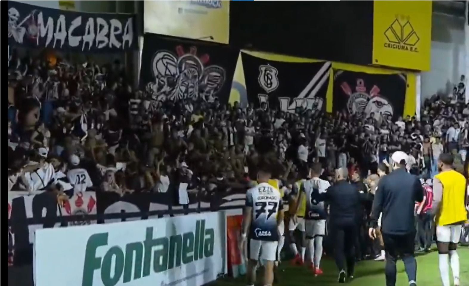Jogadores do Corinthians tentam apartar briga de torcedores com policiais