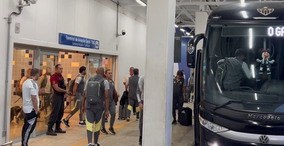 Atlético desembarca em Belo Horizonte após vice da Libertadores; assista