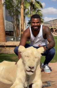 Davi e Raquel Brito conhecem animais exóticos