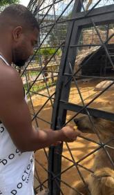 Davi e Raquel Brito conhecem animais exóticos