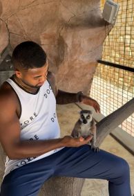 Davi e Raquel Brito conhecem animais exóticos