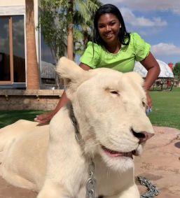 Davi e Raquel Brito conhecem animais exóticos