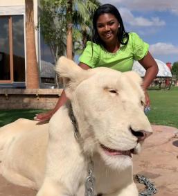 Davi e Raquel Brito conhecem animais exóticos