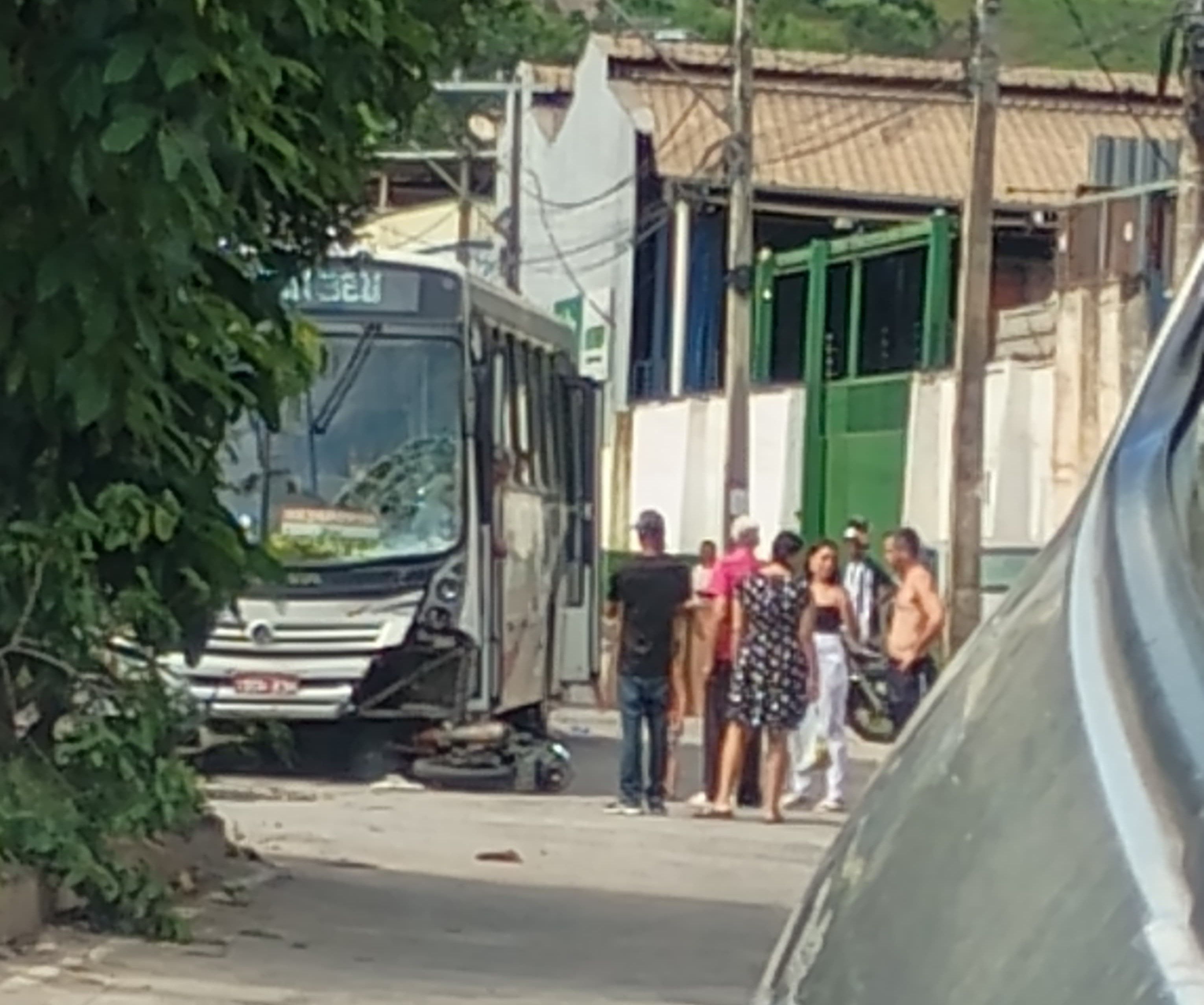 Acidente envolvendo moto e ônibus provoca morte do piloto em Fabriciano