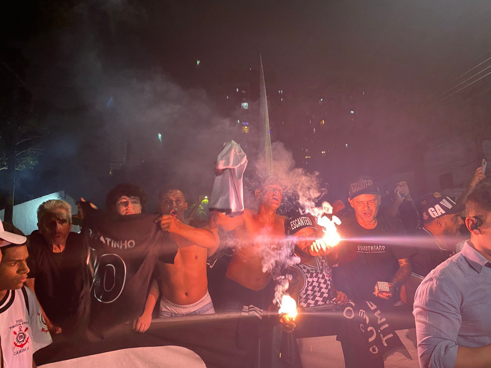 Torcedores do Corinthians fazem festa com suspensão de votação de impeachment