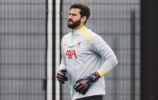 Técnico do Liverpool, Arne Slot abre o jogo sobre recuperação de Alisson