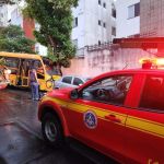 Ônibus escolar bate em árvore e deixa motorista e crianças feridos em BH