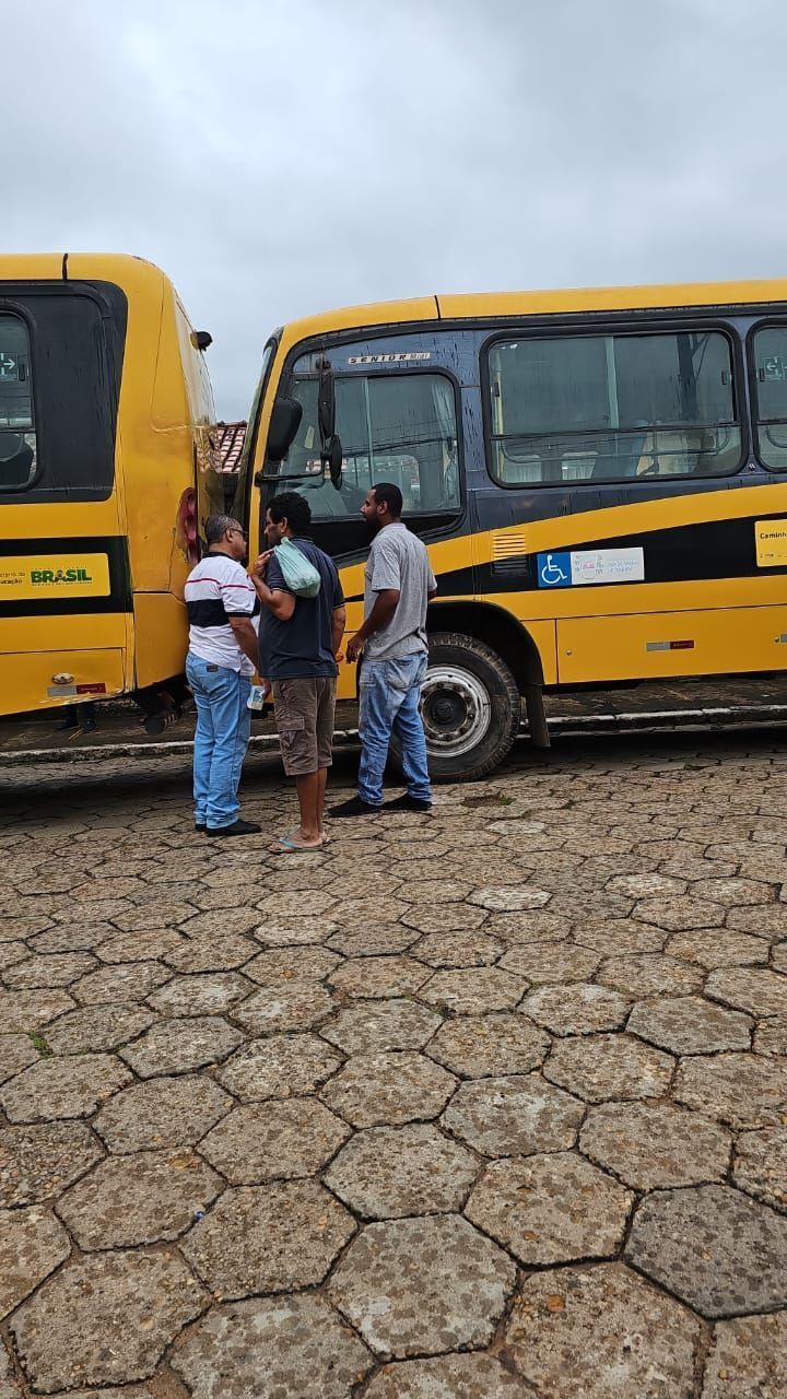 Criança morre prensada entre ônibus escolares em Santa Maria de Itabira