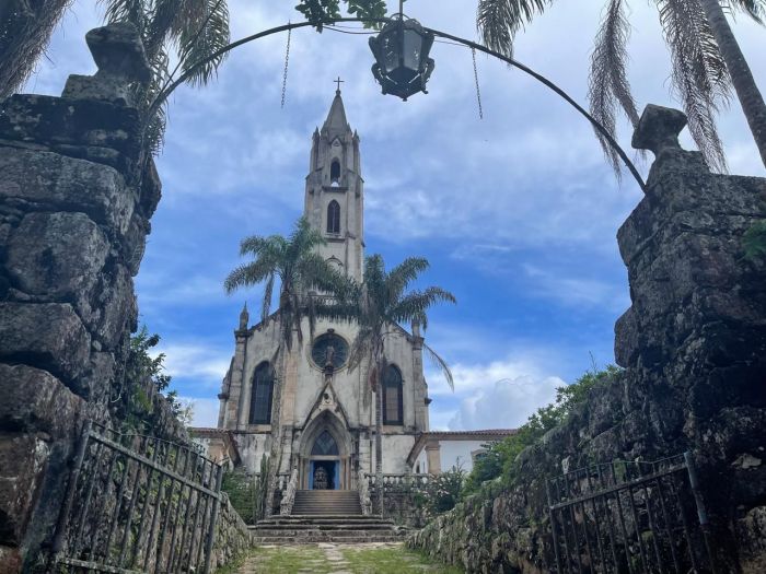 Santuário do Caraça tem estilo neogótico 