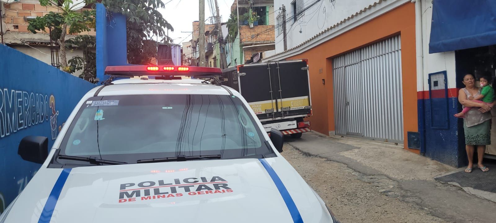 Homem mata a tiros ex-esposa na comunidade Vila Apolônia, em BH