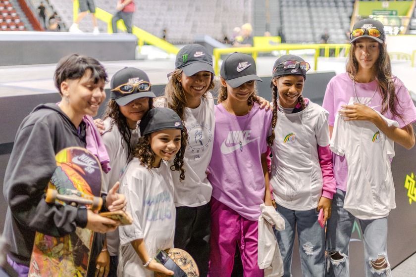 Rayssa Leal se encontra com meninas de ONGs do Nordeste na véspera do SLS Super Crown