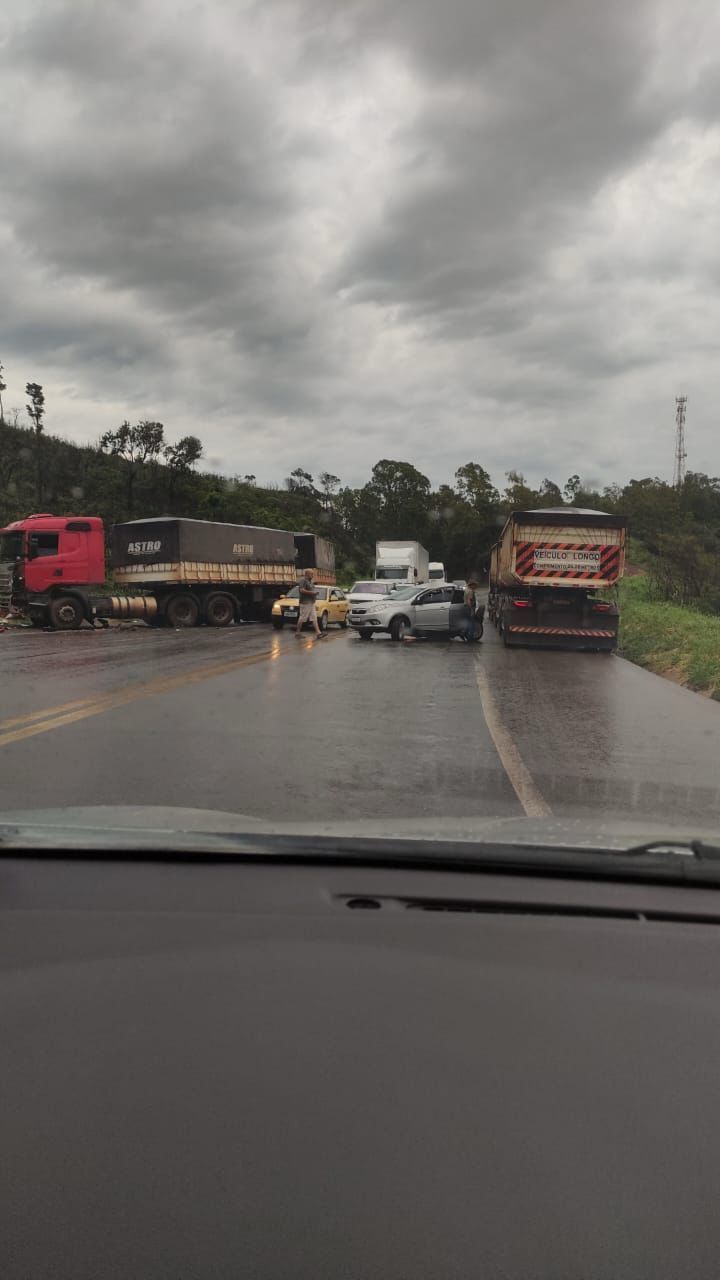 Homem perde controle de carro e bate em carreta na BR-381, na altura de Caeté