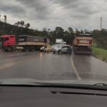 Homem perde controle de carro e bate em carreta na BR-381, na altura de Caeté