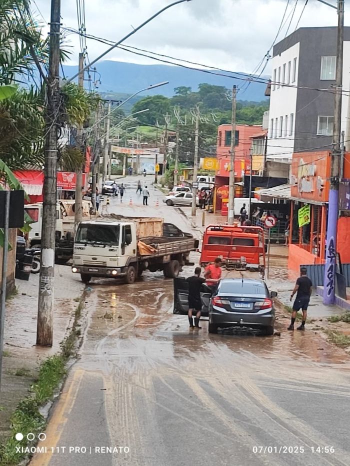 Rastro de destruição após inundação no bairro Jardim das Rosas, em Ibirité Rastro de destruição após inundação no bairro Jardim das Rosas, em Ibirité