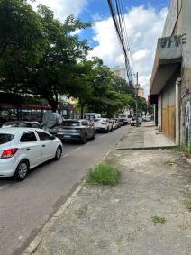 Motorista abre porta de carro e é atingido por ônibus na av. Barão Homem de Melo, em BH