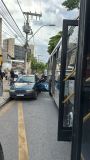 Motorista abre porta de carro e é atingido por ônibus em BH