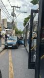 Motorista abre porta de carro e é atingido por ônibus em BH