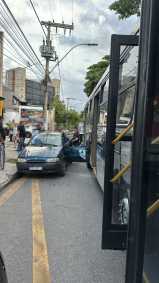 Motorista abre porta de carro e é atingido por ônibus em BH