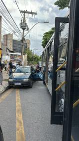 Motorista abre porta de carro e é atingido por ônibus em BH