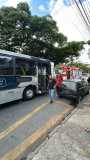 Motorista abre porta de carro e é atingido por ônibus em BH