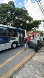 Motorista abre porta de carro e é atingido por ônibus em BH