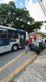 Motorista abre porta de carro e é atingido por ônibus em BH