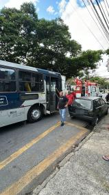 Motorista abre porta de carro e é atingido por ônibus em BH