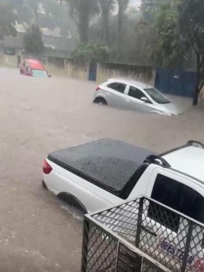 Veja imagens do temporal que deixou Divinópolis 'debaixo d'água' nesta terça
