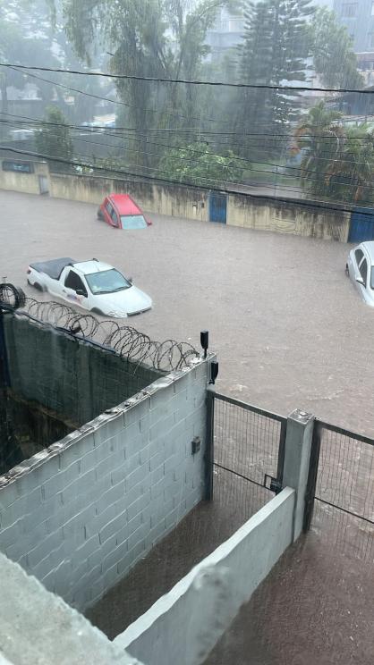 Veja imagens do temporal que deixou Divinópolis 'debaixo d'água' nesta terça