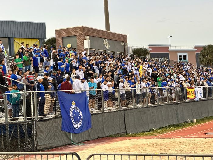 Torcida do Cruzeiro compareceu a treino nos Estados Unidos Torcida do Cruzeiro compareceu a treino nos Estados Unidos