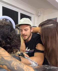 Juliette e Kaique fazem tatuagem de casal