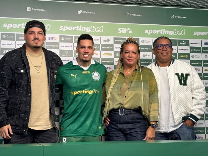 Paulinho ao lado da família em apresentação no Palmeiras