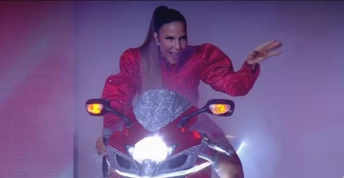 Ivete Sangalo entra de moto no BBB 25