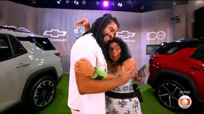 Diogo Almeida e Vilma comemoram a conquista do carro