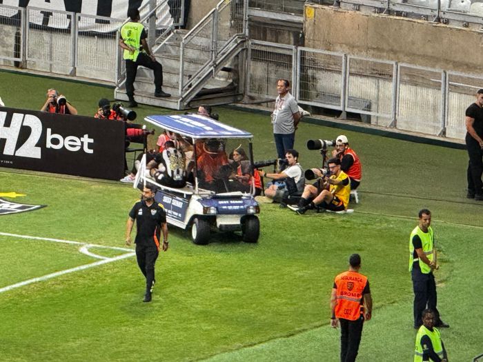 Cuello deixa o campo no carrinho maca