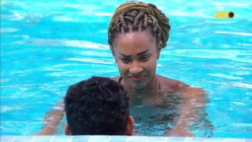 Vinicius e Aline conversam na piscina
