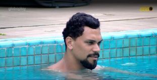 Vinicius e Aline conversam na piscina
