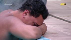 Vinicius e Aline conversam na piscina